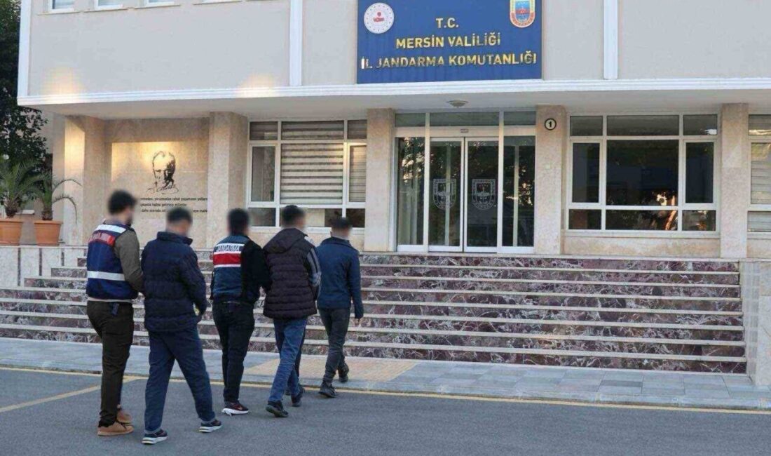 Mersin’de Hakkında Hapis Cezası Bulunan 740 Kişi Yakalandı, 27’si Tutuklandı Mersin'de İl Jandarma Komutanlığı'nın gerçekleştirdiği operasyonlarda, hapis cezası olan 740