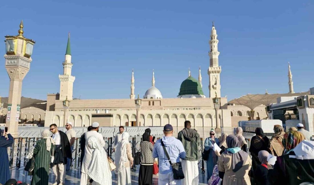 Mescid-i Nebevi’de Binlerce Müslüman İbadet Etti, Türkler Umre Ziyaretinde Bulundu Medine'deki Mescid-i Nebevi, Hz. Muhammed’in (Sallallahü teala aleyhi ve sellem)