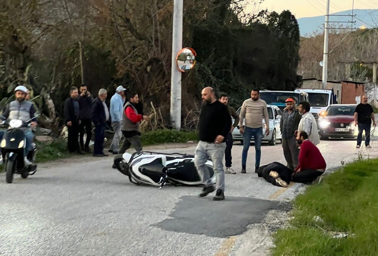 Muğla'nın Milas ilçesinde Bahçeburun Mahallesi'nde meydana gelen trafik kazasında direksiyon