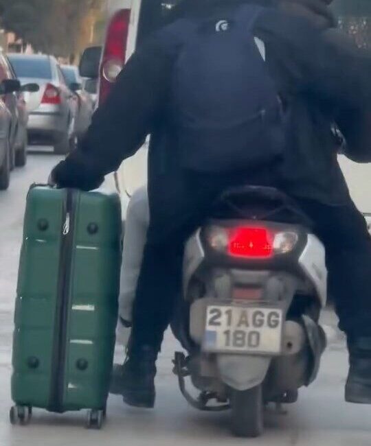 Elazığ’da Motosiklet Üzerinde Valiz Taşıyan Gençler, Görüntüleriyle Şaşkınlık Yarattı Elazığ'da iki genç, motosikletle valiz taşırken dikkatleri üzerine çekti. Bir