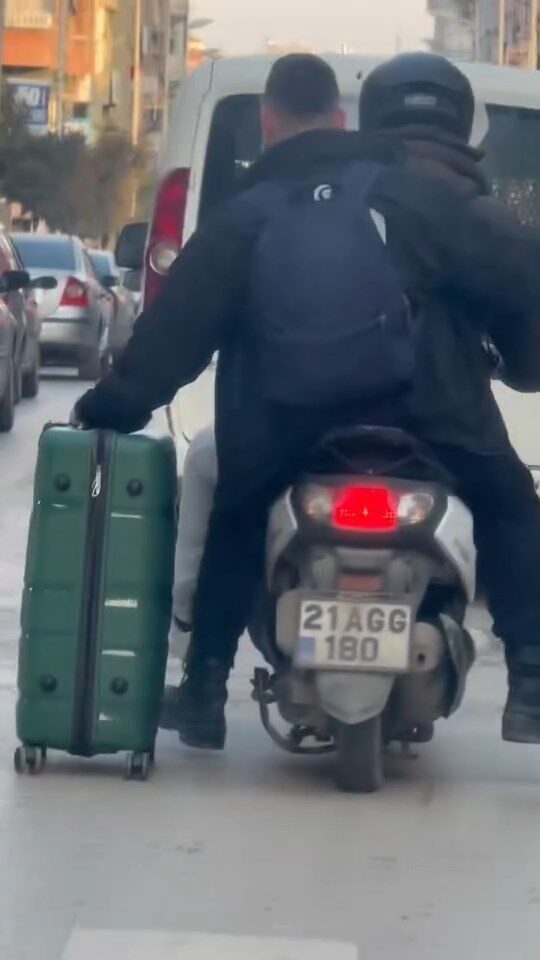 Elazığ'da iki genç, motosikletle valiz taşırken dikkatleri üzerine çekti. Bir