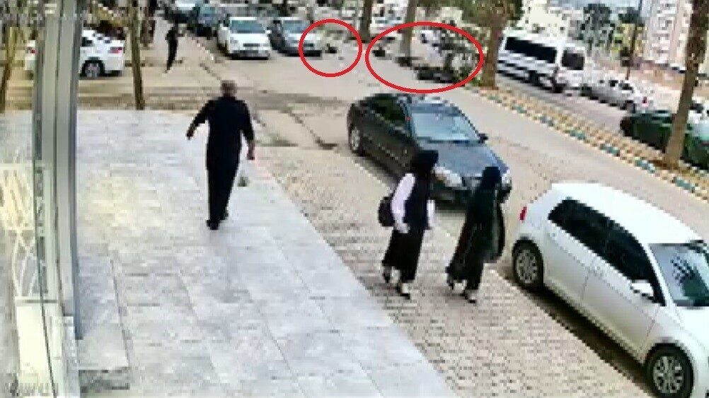 Reyhanlı’da Motosikletin Yayaya Çarpması Güvenlik Kamerasında Görüntülendi Hatay'ın Reyhanlı ilçesinde, Atatürk Caddesi'nde karşıya geçmeye çalışan yayaya motosiklet