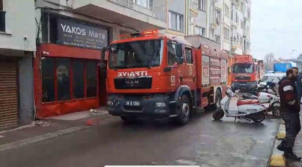 Eskişehir'in Ömerağa Mahallesi'ndeki motosiklet tamirhanesinde çıkan yangın, itfaiye ekiplerinin müdahalesiyle