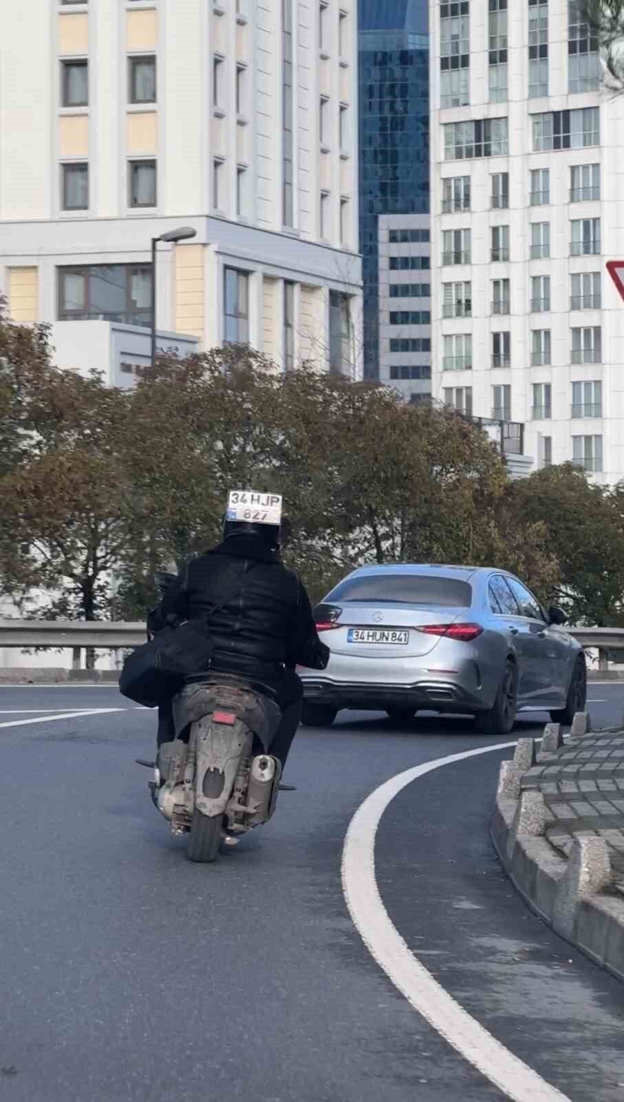 İstanbul'da trafikte tehlikeli anlar kaydedildi. Gençler otobüsün arkasında patenle yol