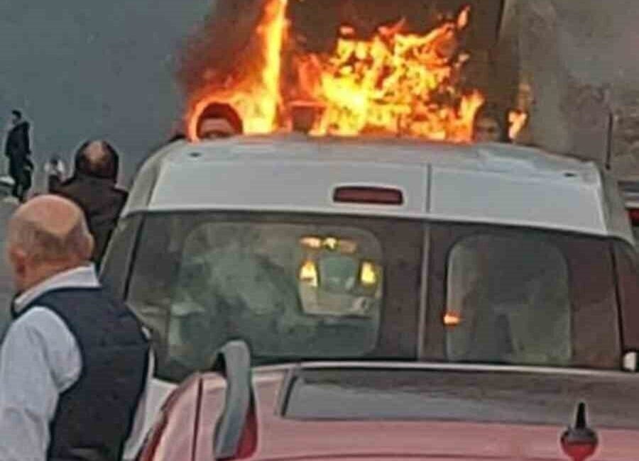 Muğla’da hareket halindeki otobüste çıkan yangın trafiği aksattı, ekipler hızlıca müdahale etti. Muğla'da hareket halindeki otobüste motor kısmında yangın çıktı. Ula Sakartepe