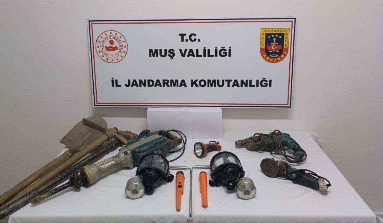 Muş'un Dere Mahallesi'nde izinsiz kazı yapan 7 kişi, jandarma tarafından