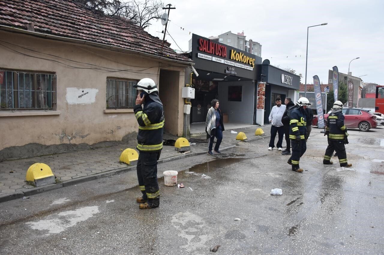 Eskişehir Eskibağlar Mahallesi'nde bir müstakil binada çıkan yangın, itfaiye ekiplerinin