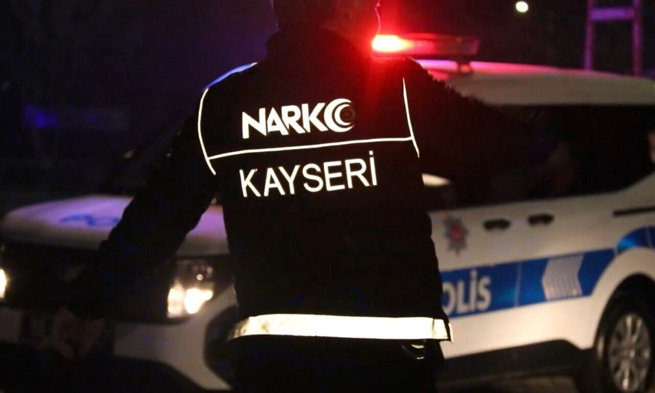 Kayseri İl Emniyet Müdürlüğü, Kocasinan'da 'NARKOASAYİŞ' uygulaması düzenledi. 239 kişi