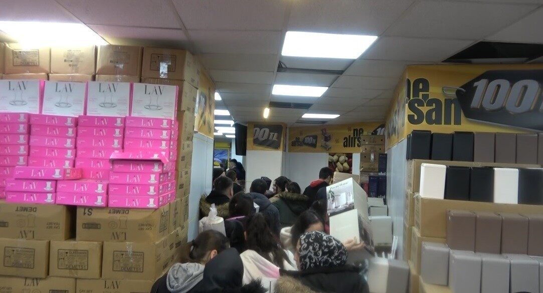 Balıkesir’de açılan yeni bir mağaza, "Ne alırsan 100 lira" kampanyası