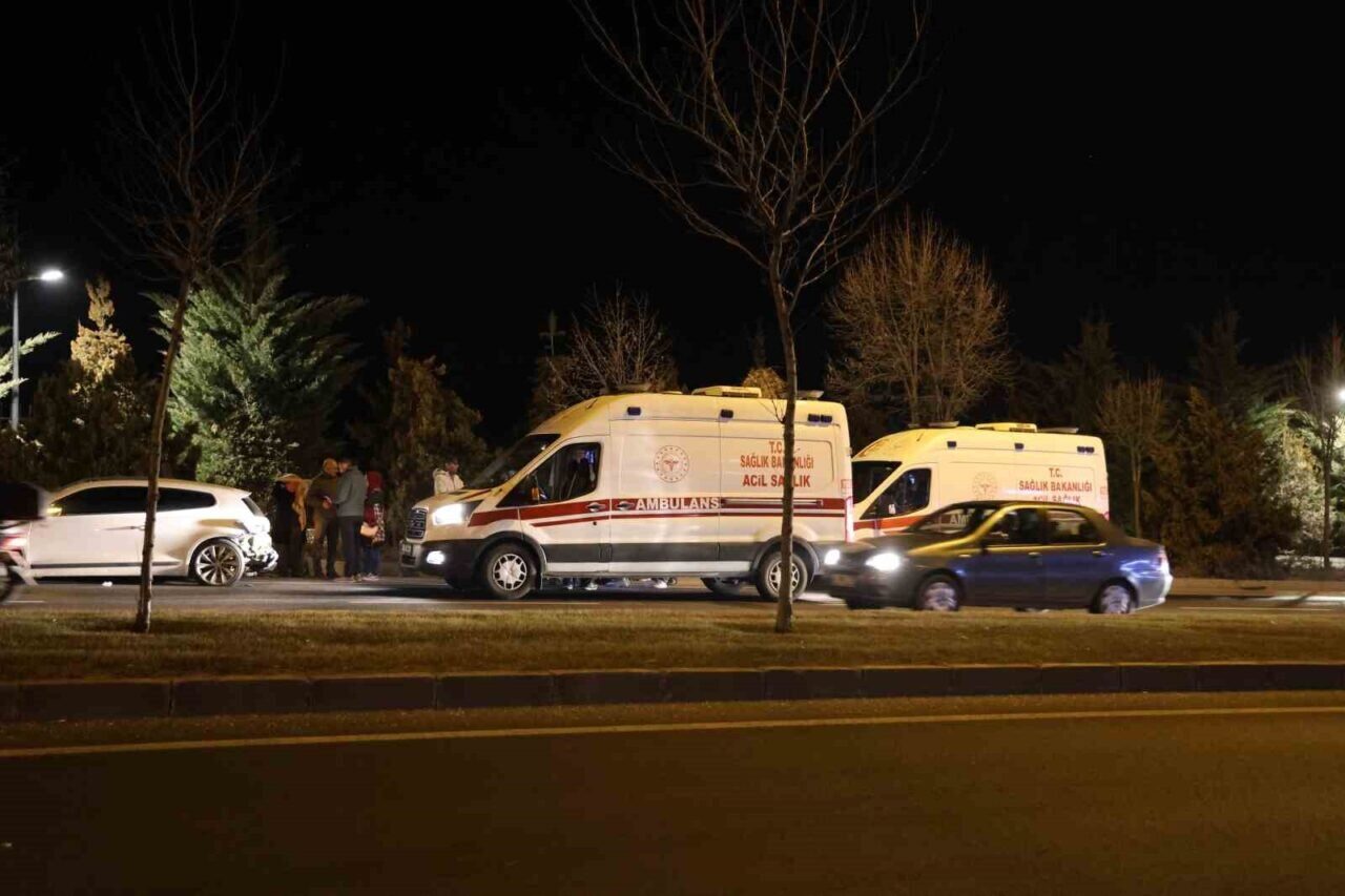 Nevşehir'de alkollü sürücü Furkan O., 15 Temmuz Mahallesi'nde önündeki aracına