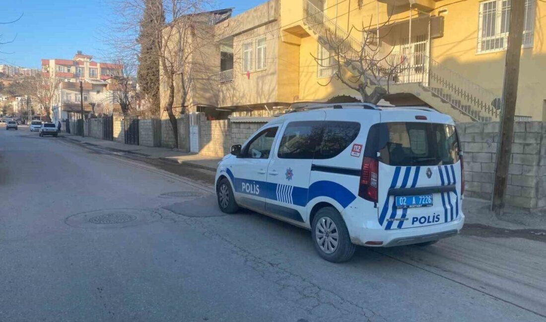 Adıyaman’da Bir Genç Bıçaklı Saldırıya Uğrayarak Hastaneye Kaldırıldı Adıyaman'ın Fatih Mahallesi'nde 21 yaşındaki A.K., bir grup tarafından bıçaklanıp
