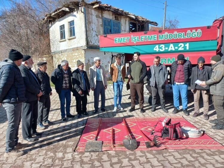Kütahya’da Orman Yangınlarına Karşı Köylere Eğitim Veriliyor Kütahya Orman Bölge Müdürlüğü, orman yangınlarıyla mücadelede eğitim faaliyetlerini sürdürüyor.
