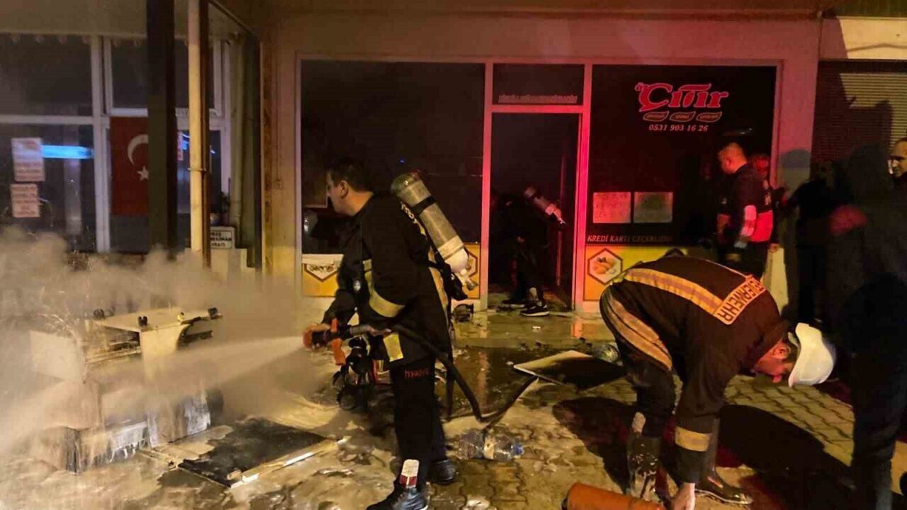 Osmaniye'nin Kadirli ilçesinde bir iş yerinde çıkan yangın, gece saatlerinde