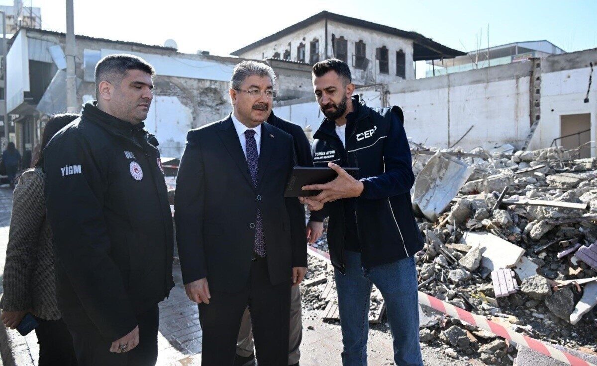 Osmaniye'de deprem sonrası konut ve iş yeri yapımı devam ediyor.