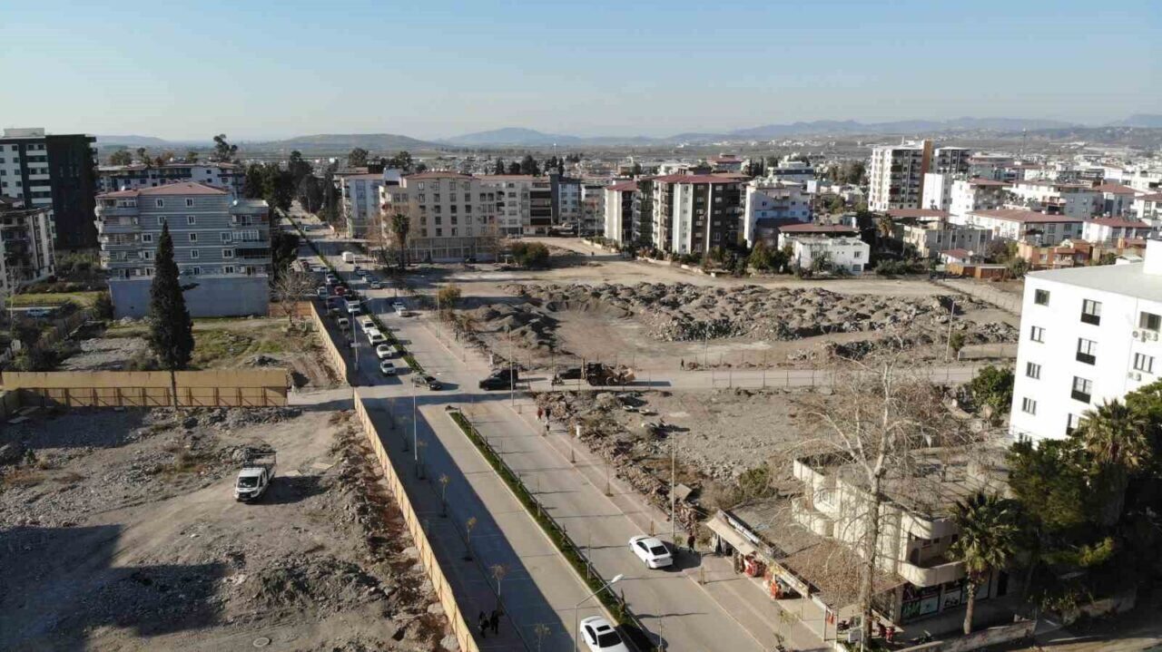 Osmaniye'de deprem sonrası İstasyon Caddesi'nde inşaat çalışmaları hızla ilerliyor. Esenevler