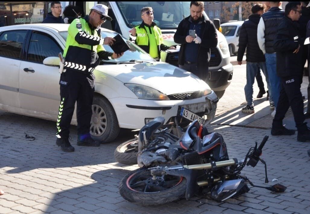 Kütahya'nın Tavşanlı ilçesinde otomobil ve motosikletin çarpışması sonucu İ.T.E. yaralandı.