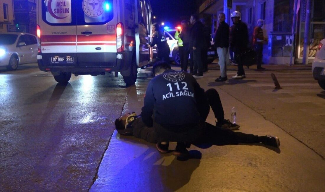 Alanya’da Kavşakta Otomobil ile Motosiklet Çarpıştı: 3 Yaralı Alanya'daki bir kavşakta otomobil ile motosiklet çarpıştı. Kazada Emine O.