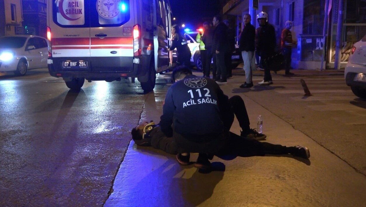 Alanya'daki bir kavşakta otomobil ile motosiklet çarpıştı. Kazada Emine O.