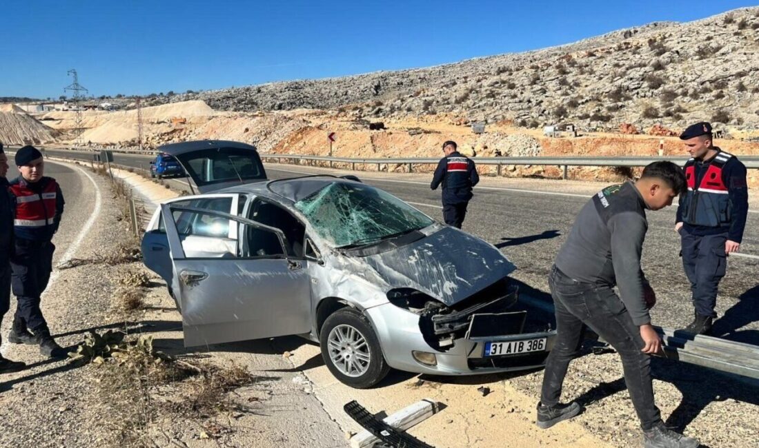 Besni’de otomobil refüje çarptı, 1 kişi yaralandı Adıyaman'ın Besni ilçesinde, Özge Nur Ç. yönetimindeki otomobil refüje çarparak