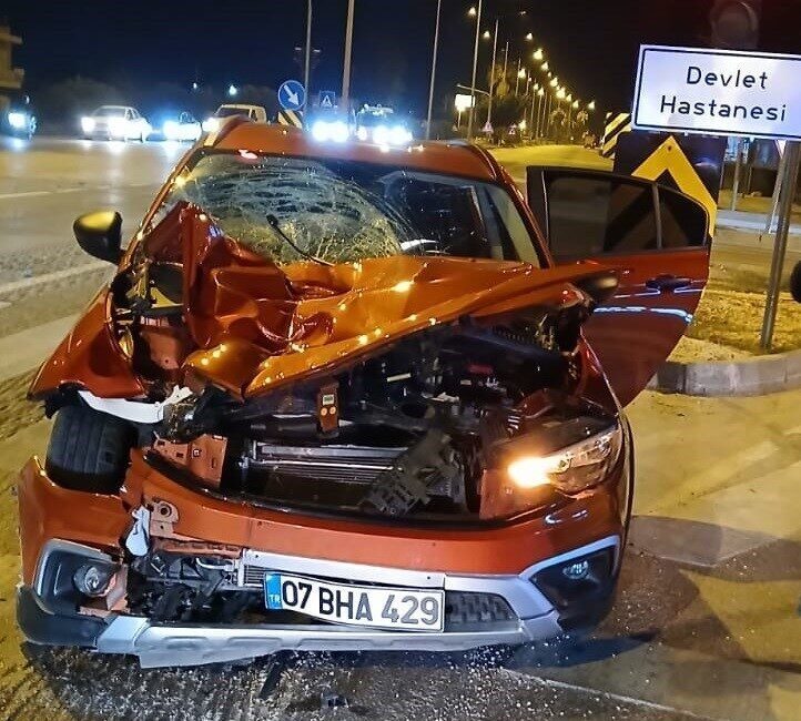 Silifke’de Otomobilin Çarptığı İki Kişi Hayatını Kaybetti Mersin'in Silifke ilçesinde K.Ç. yönetimindeki otomobil, alt geçitten karşıya geçmeye