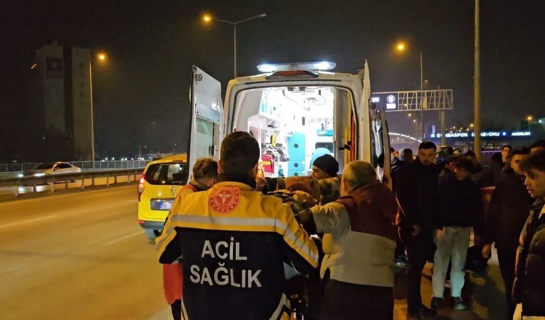 Bursa’da motosiklet otomobile çarptı, sürücü yaralandı Bursa'nın Osmangazi ilçesinde motosiklet, önündeki otomobile çarparak kaza yaptı. Salih