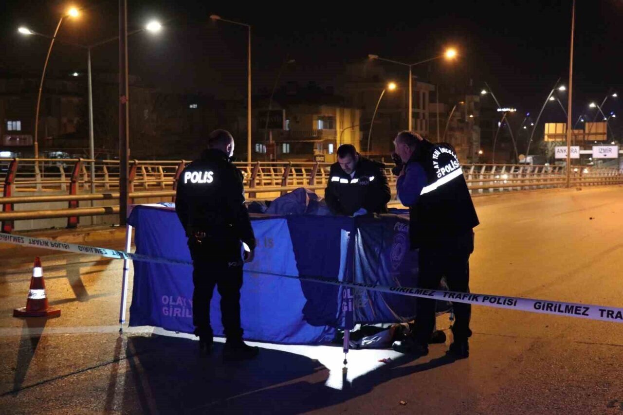 Denizli'nin Pamukkale ilçesinde S.K. yönetimindeki otomobilin ışık ihlali sonucu çarpıp