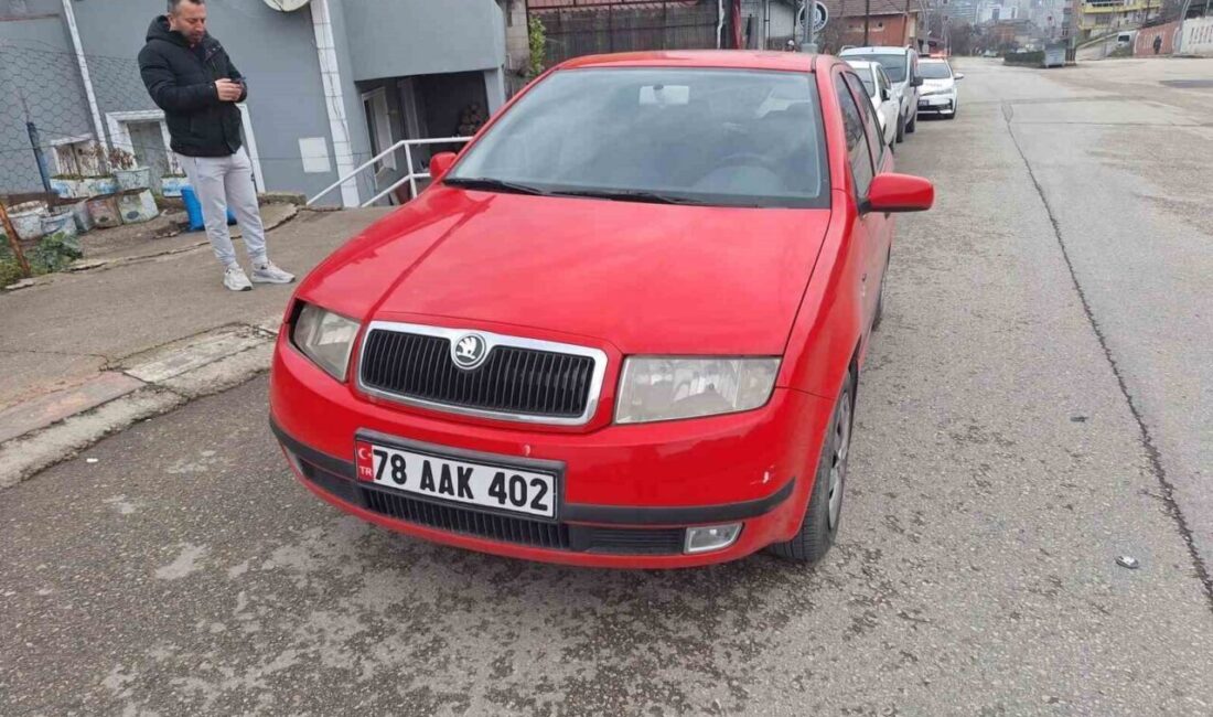 Karabük’te otomobilin çarpmasıyla yaralanan 8 yaşındaki çocuğun kazası güvenlik kamerasına yansıdı. Karabük’te bir otomobil, yola aniden fırlayan 8 yaşındaki B.H.Y.'ye çarptı.