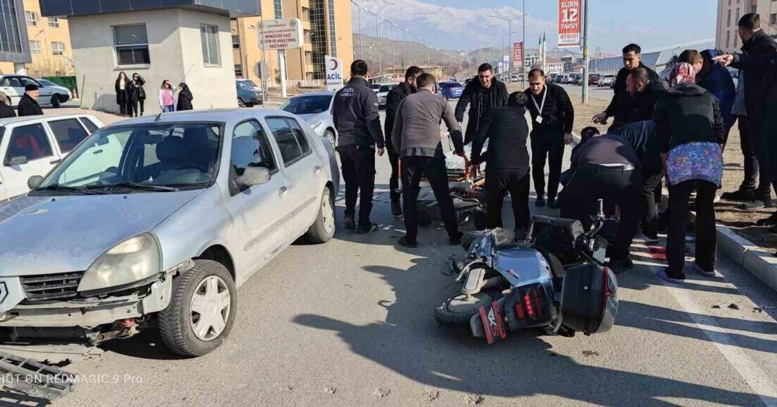 Erzincan’da otomobil ve motosiklet çarpıştı, sürücü ağır yaralı Erzincan’da otomobil ile motosikletin çarpışması sonucu motosiklet sürücüsü ağır yaralandı.