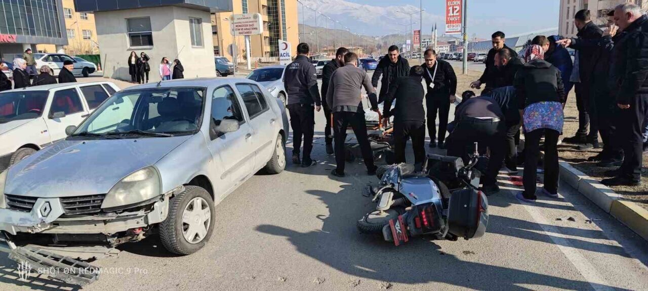 Erzincan’da otomobil ile motosikletin çarpışması sonucu motosiklet sürücüsü ağır yaralandı.