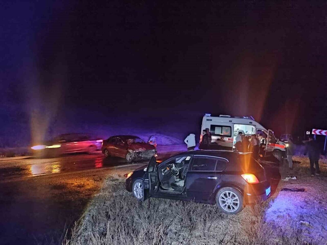 Afyonkarahisar'da iki otomobilin kafa kafaya çarpışması sonucu, M.A.T. (22) ve