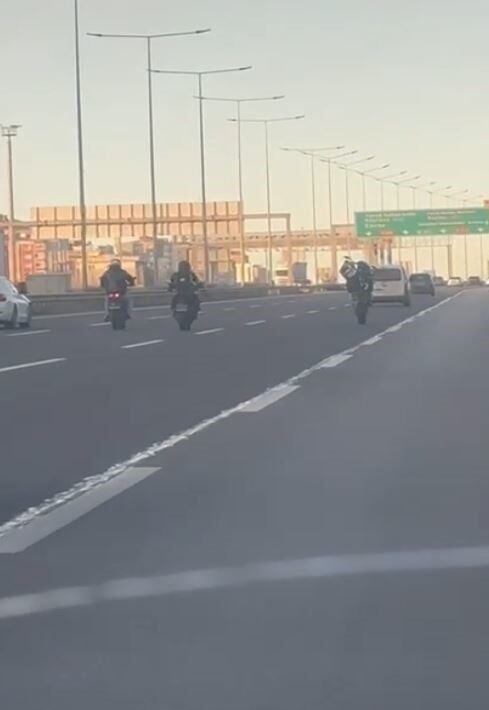İstanbul'da Kuzey Marmara Otoyolu'nda motosikletli bir grup akrobasi yaparak trafiği