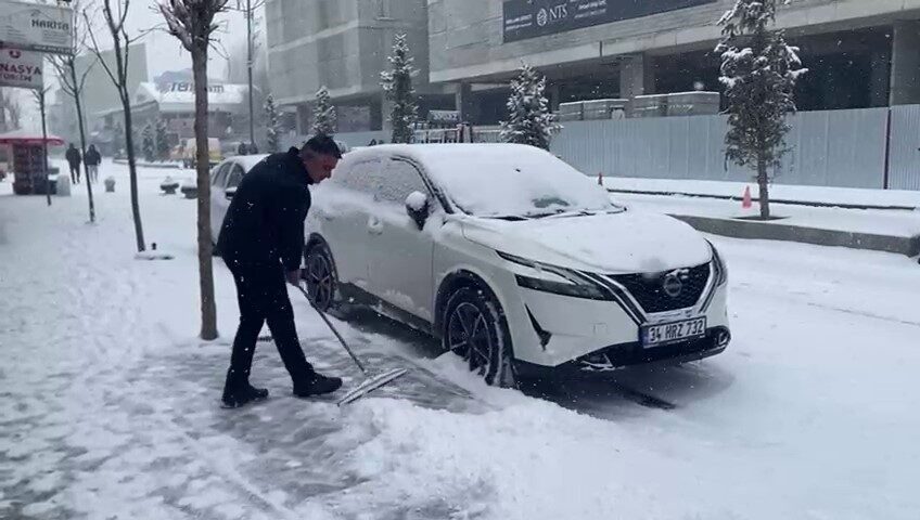 Patnos’un karla kaplanması, günlük yaşamı zorlaştırıyor Ağrı'nın Patnos ilçesinde uzun bir aradan sonra başlayan kar yağışı,