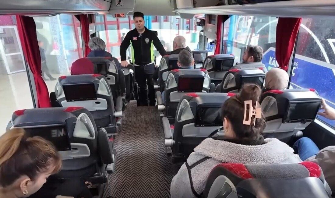 Sinop’ta yolcu taşımacılığı yapan araçlara yönelik denetimlerde sürücüler ve yolcular bilgilendirildi Sinop'ta İl Emniyet Müdürlüğü trafik ekipleri, şehirler arası yolcu taşıyan