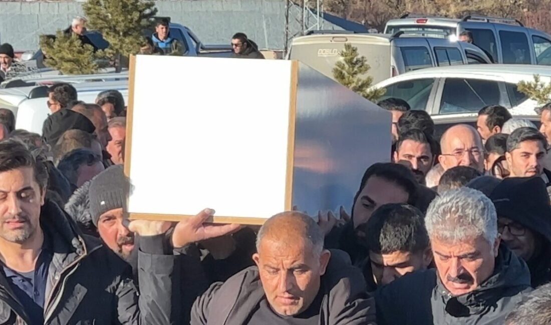 İstanbul’da Arkadaşının Çektiği Pompalı Tüfeğin Ateşiyle Hayatını Kaybeden Berat Işık, Hakkari’de Son Yolculuğuna Uğurlandı İstanbul'da pompalı tüfeğin kazara ateş alması sonucu hayatını kaybeden 17