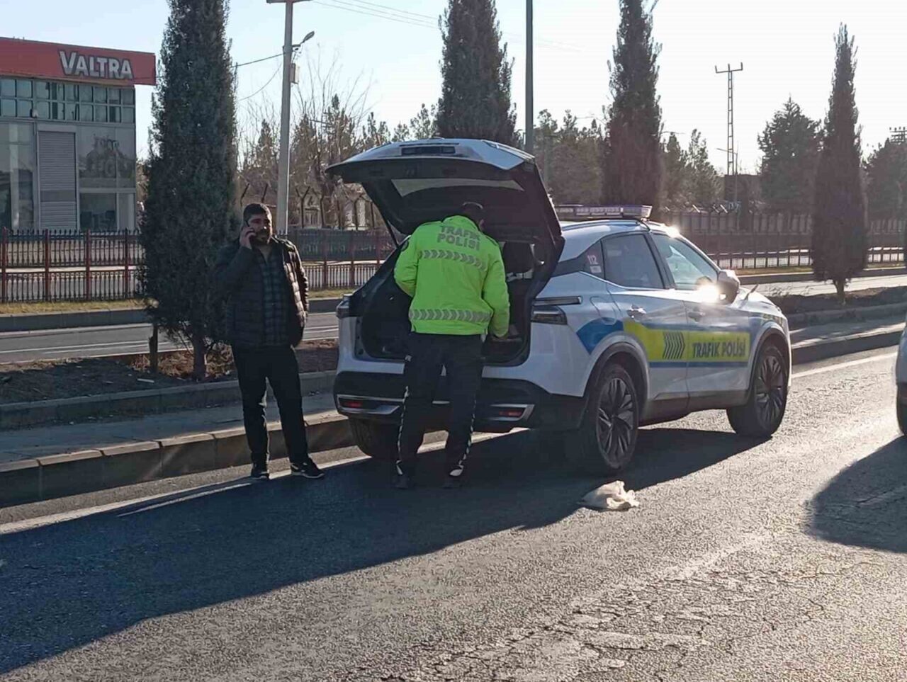 Diyarbakır'da bir otomobil, sürücüsünün direksiyon hakimiyetini kaybetmesi sonucu refüje çarparak