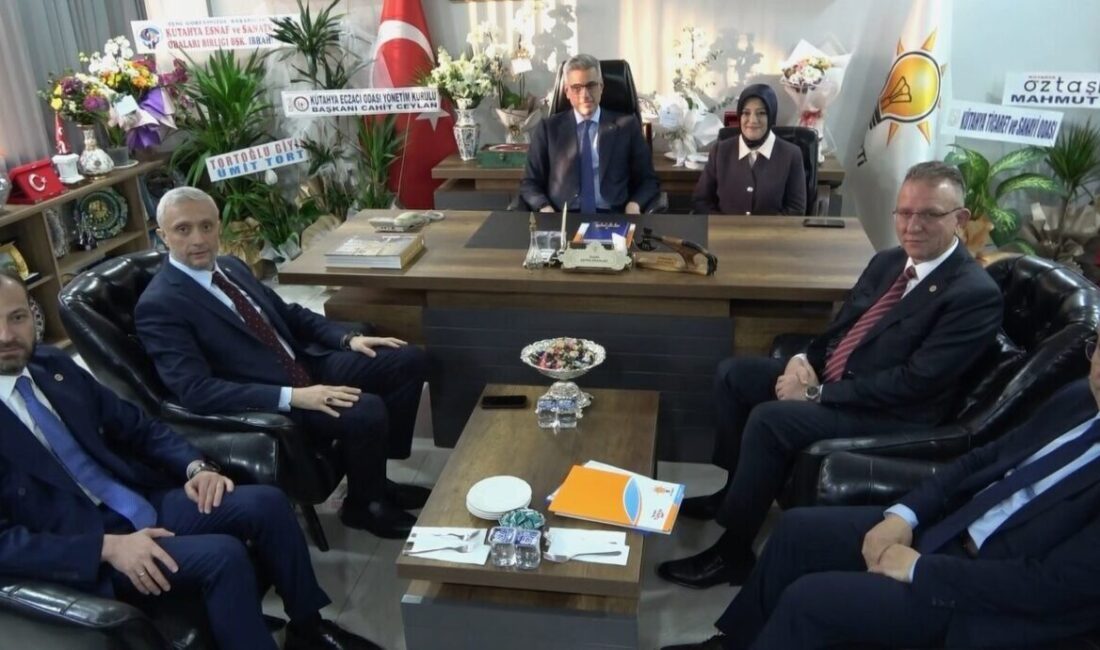 Sağlık Bakanı Kemal Memişoğlu, Kütahya’da AK Parti İl Başkanlığı’nı Ziyaret Etti Sağlık Bakanı Kemal Memişoğlu, AK Parti Kütahya İl Başkanlığı'nı ziyaret
