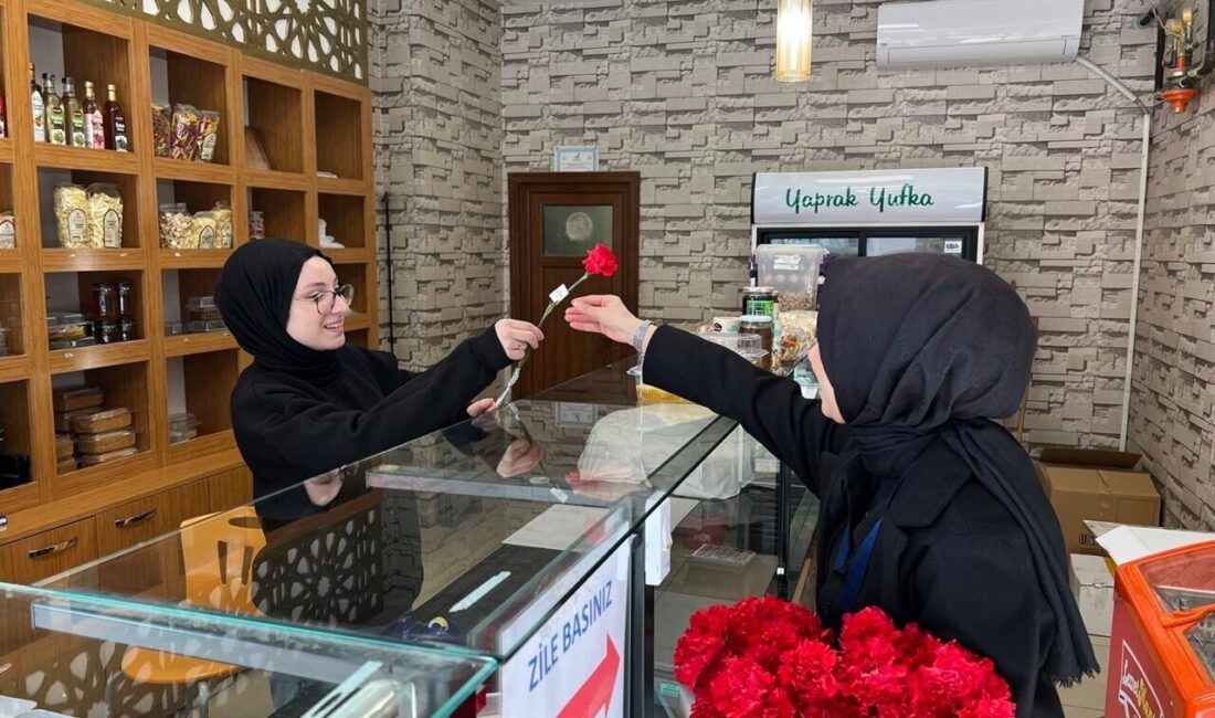 Sakarya Büyükşehir Belediyesi, Miraç Kandili’nde Karanfil Dağıtarak Vatandaşların Sevinçlerini Paylaştı Sakarya Büyükşehir Belediyesi, Miraç Kandili'nı kutlamak amacıyla vatandaşlara karanfil dağıttı.