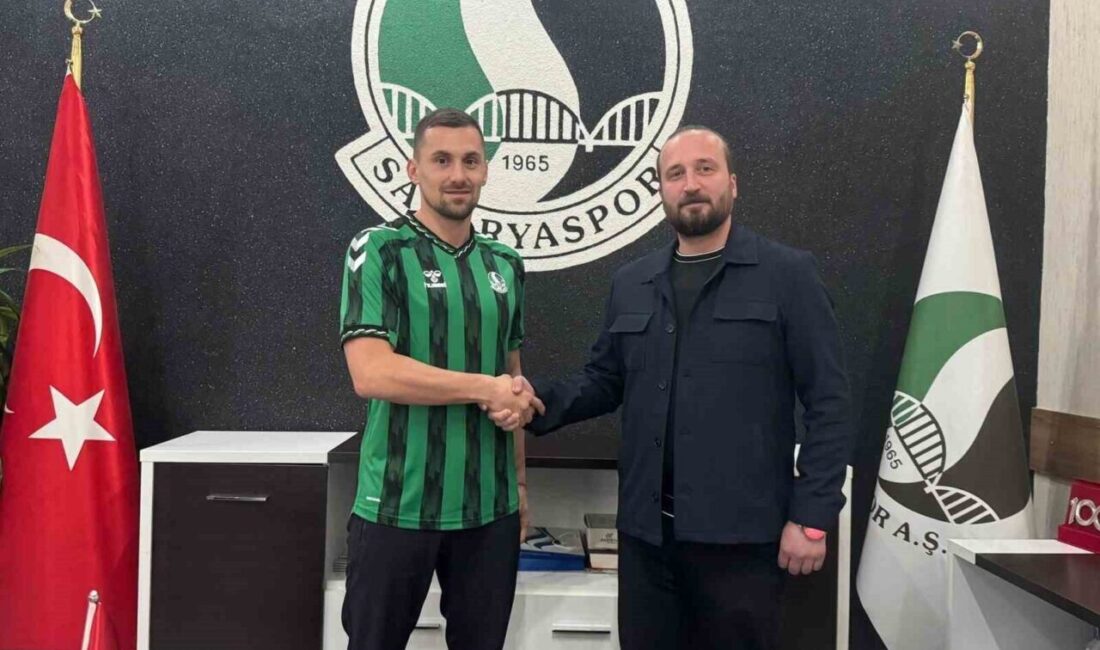 Sakaryaspor, Burak Altıparmak ile 1.5 yıllık yeni sözleşme imzaladı. Sakaryaspor, transfer döneminde Iğdır FK'dan 34 yaşındaki orta saha oyuncusu