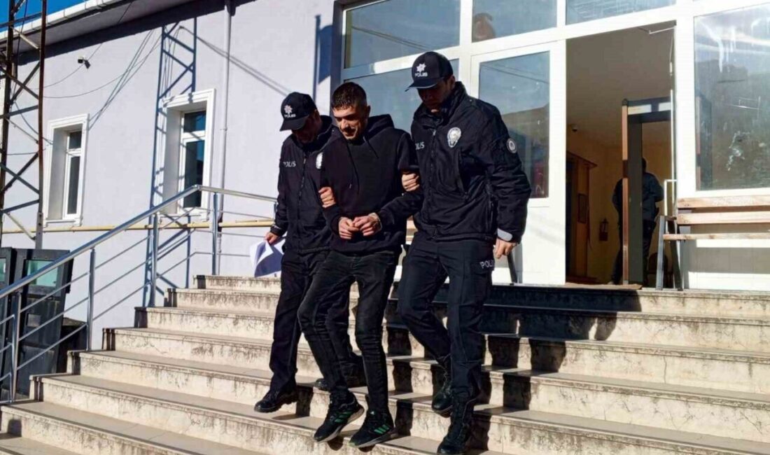 Bafra’da 5 Yıl Hapis Cezası Olan Şahıs, Evde Yakalanarak Cezaevine Gönderildi Samsun'un Bafra ilçesinde, "Açıkta bırakılmış eşya hırsızlığı" suçundan 5 yıl