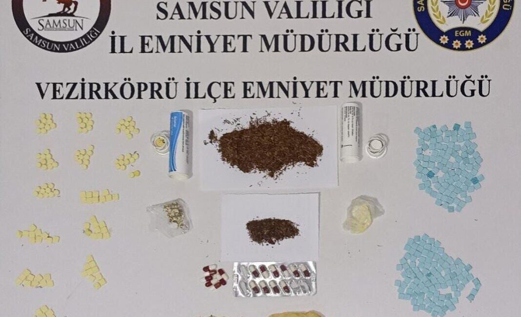 Vezirköprü’de Uyuşturucu Operasyonunda 2 Şüpheli Gözaltına Alındı Samsun'un Vezirköprü ilçesinde düzenlenen uyuşturucu operasyonunda A.Y. (22) ve H.A.