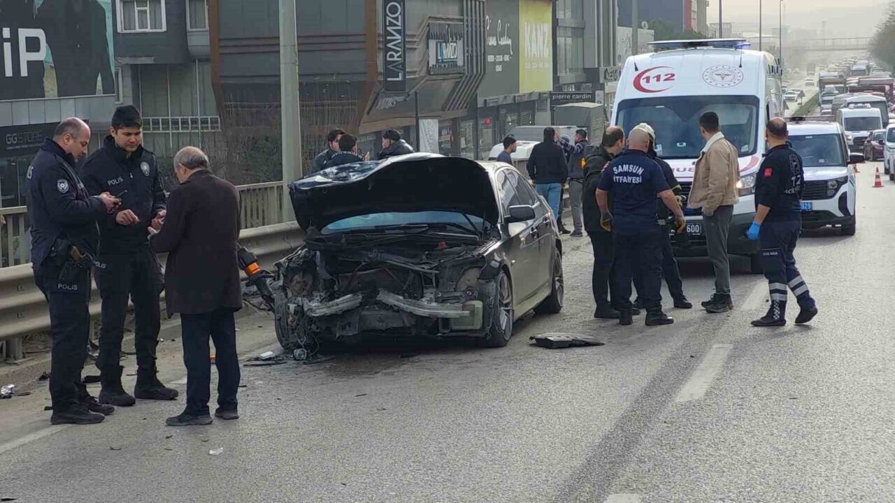Samsun'un Tekkeköy ilçesinde 5 kişinin yaralandığı zincirleme trafik kazası meydana