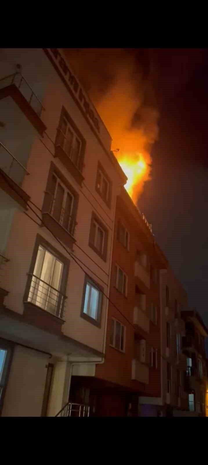 Sancaktepe'nin Emek Mahallesi'nde 3 katlı bir binanın çatısında çıkan yangın,