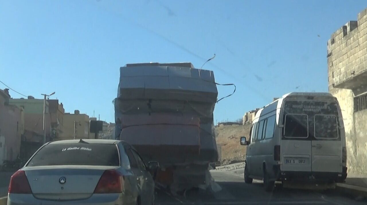 Şanlıurfa'nın Eyyübiye ilçesinde bir kamyonetin kasasındaki süngerlerin yola düşmesi sonucu