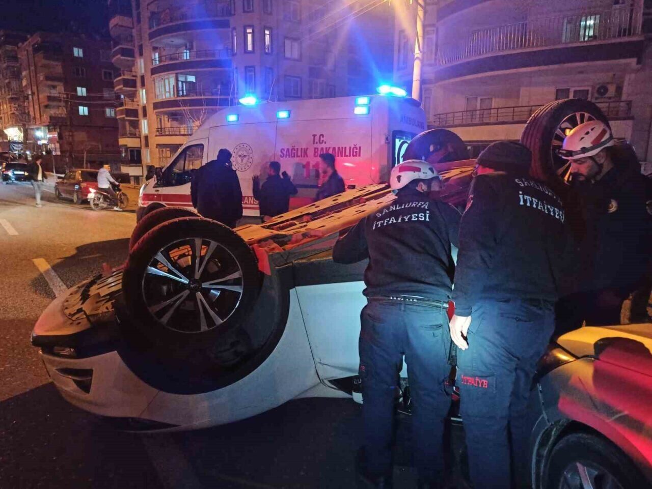 Şanlıurfa'nın Karaköprü ilçesinde iki otomobilin çarpışması sonucu Gül B. ve