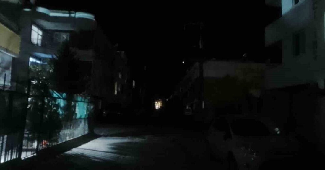 Haliliye’de Sokak Aydınlatmaları Enerjisiz Kaldı, Vatandaşlar Karanlıktan Şikayetçi Şanlıurfa'nın Haliliye ilçesinde, Ahmet Yesevi Mahallesi'nde, Dicle Elektrik'in enerji hattını