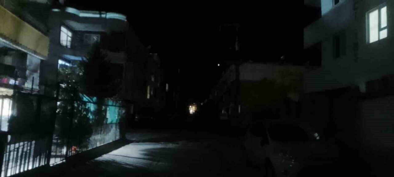 Şanlıurfa'nın Haliliye ilçesinde, Ahmet Yesevi Mahallesi'nde, Dicle Elektrik'in enerji hattını