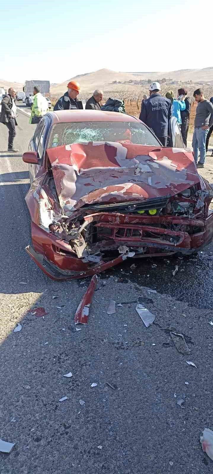 Şanlıurfa'nın Birecik ilçesinde, sürücüleri belirlenemeyen iki aracın çarpışması sonucu 9