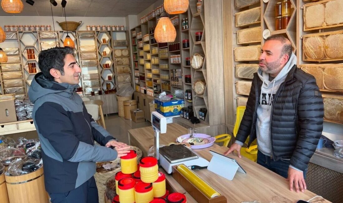 Kaymakam Aslantatar, Sarıkamış esnafıyla bir araya gelerek sorunları dinleyip çözüm yolu aradı. Sarıkamış Kaymakamı Enis Aslantatar, esnafla bir araya gelerek onların sorunlarını