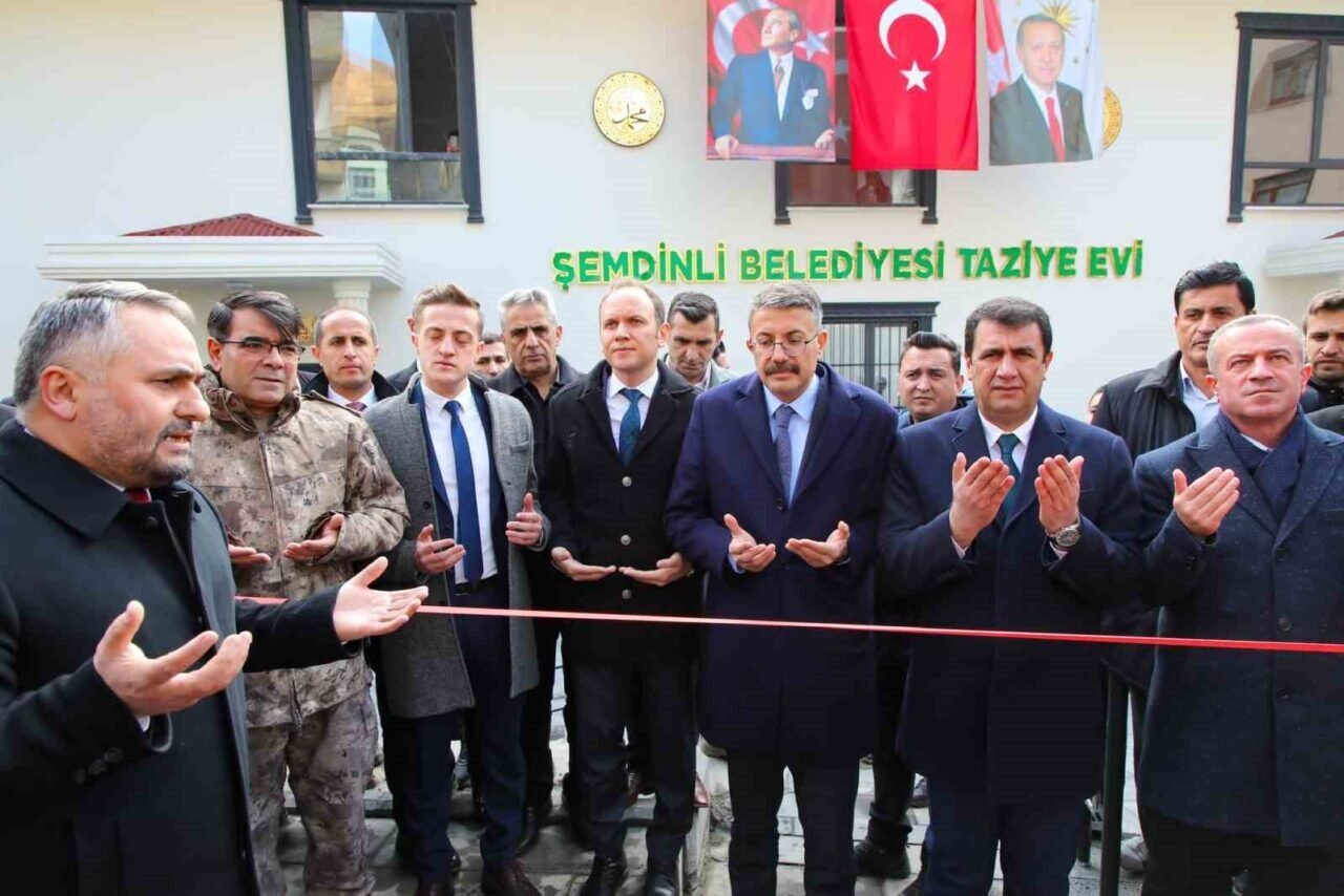 Hakkari’nin Şemdinli ilçesinde Beşevler Mahallesi'nde tamamlanan Taziye Evi'nin açılışı Vali