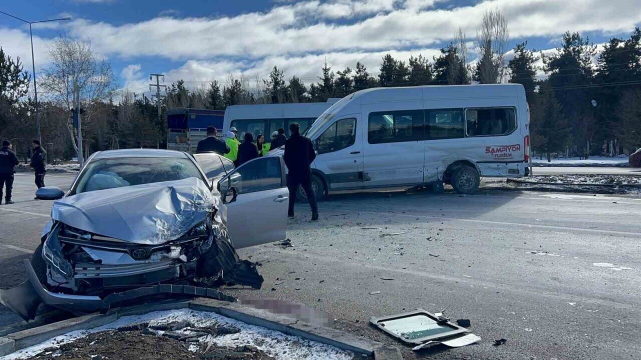 Erzurum'da bir servis aracı ile otomobilin çarpması sonucu meydana gelen